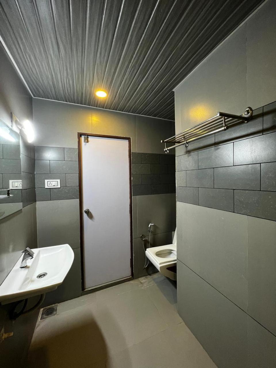 Hotel Savera Inn Morbi Εξωτερικό φωτογραφία
